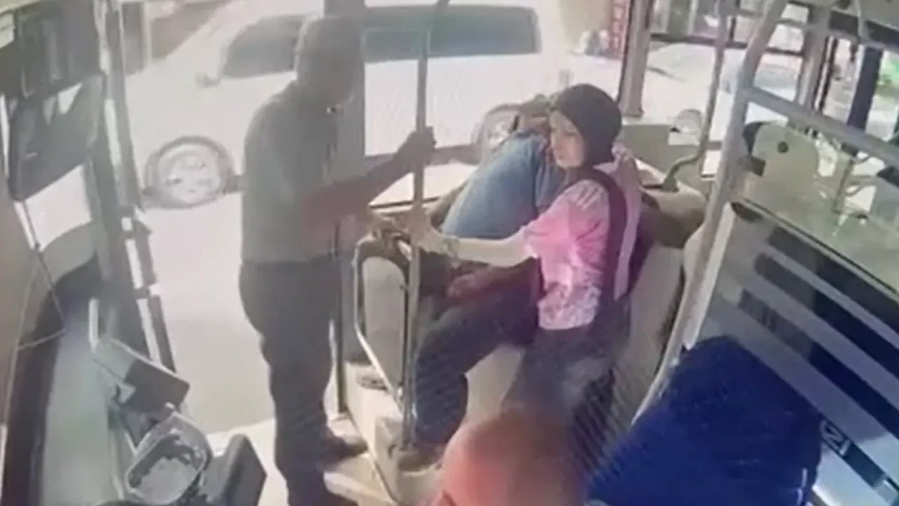Halk otobüsünde yolcu fenalaştı! Saniyelerle yarışan müdahale kamerada