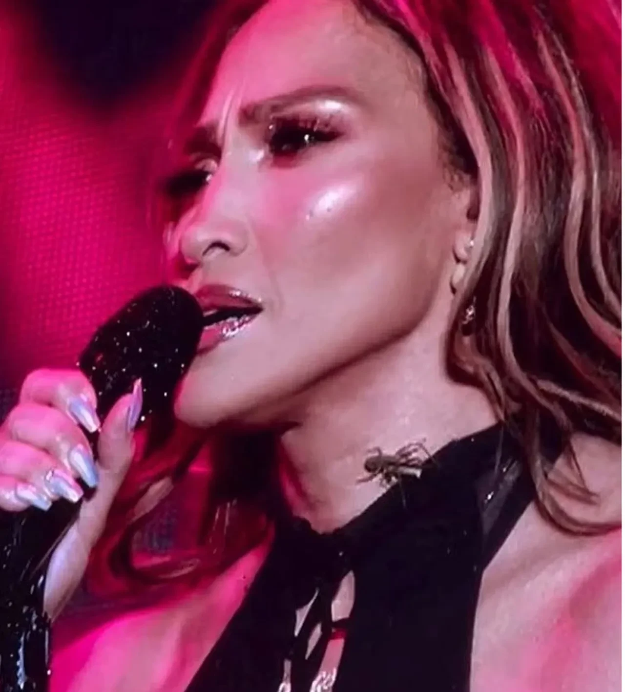 Jennifer Lopez’in yüzünü sahnede böcek sardı! Verdiği tepki ise 'pes' dedirtti