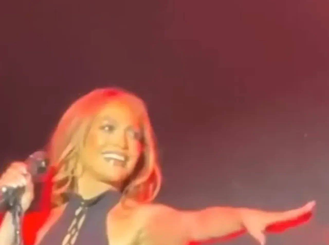 Jennifer Lopez’in yüzünü sahnede böcek sardı! Verdiği tepki ise 'pes' dedirtti