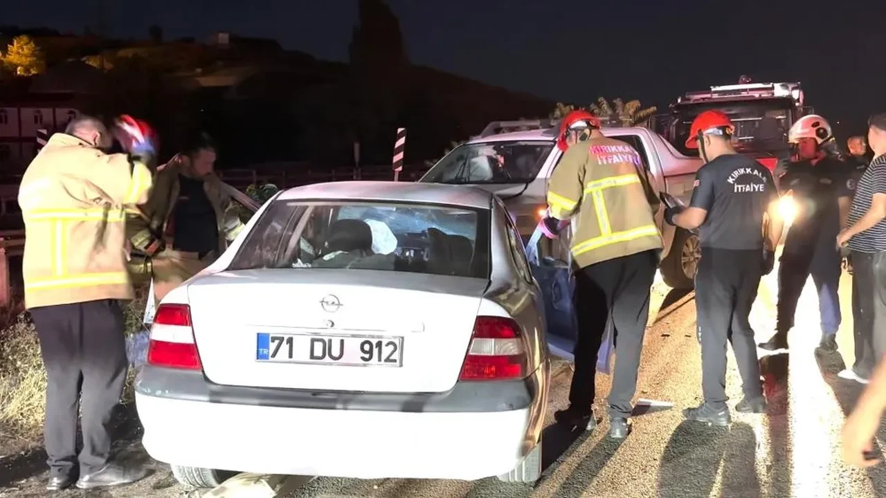 Kırıkkale'de kamyonet ile otomobil kafa kafaya çarpıştı: 3 kişi ağır yaralı