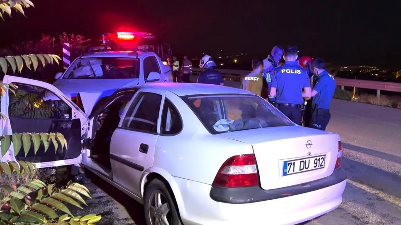 Kırıkkale'de kamyonet ile otomobil kafa kafaya çarpıştı: 3 kişi ağır yaralı