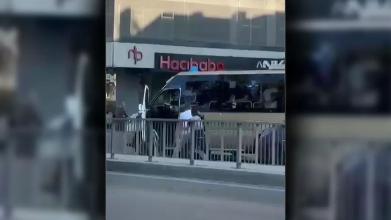 Korna çalan sürücüyü döven minibüs şoförü yakalandı! O anlar kamerada