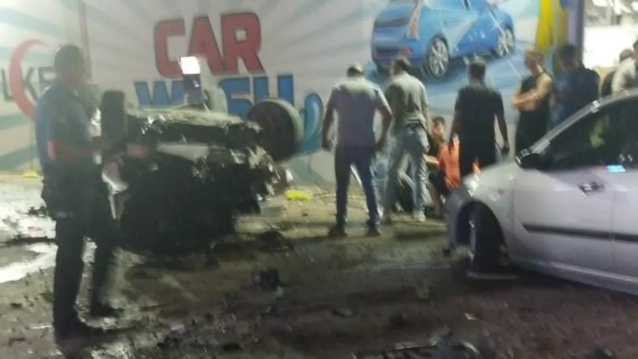 Otomobil kontrolden çıkıp oto yıkamacıya uçtu: 3 kişi yaralı