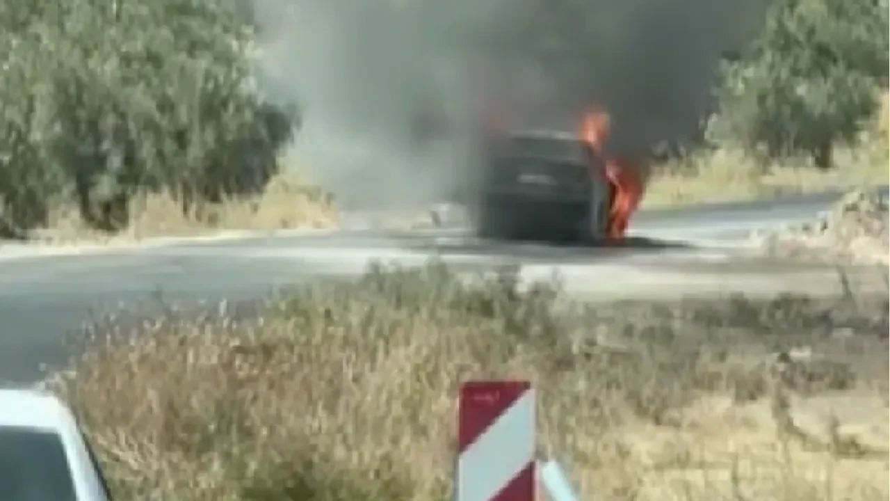 Seyir halindeki otomobil alev alev yandı! O anlar kamerada