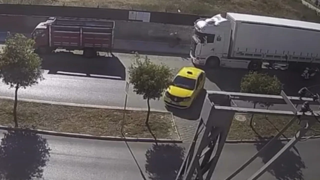 Taksici umursamadan yola daldı, motosikletliyi ölüme sürükledi