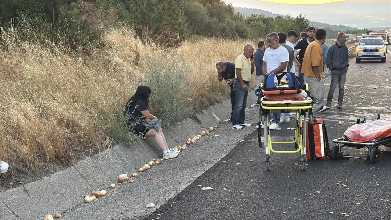 TEM’de otobüs ile soğan yüklü kamyon çarpıştı: 1 ölü, 10 yaralı