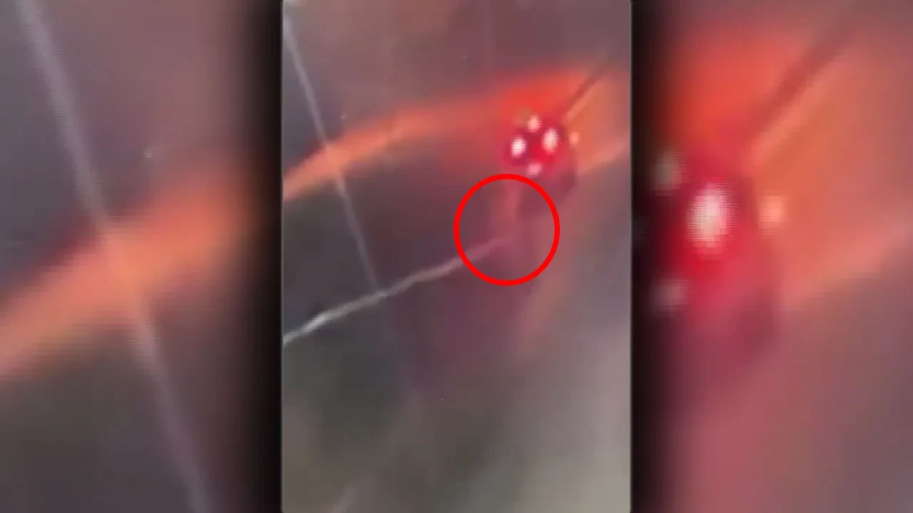 Yolun karşısına geçmek isterken canından oldu! Feci kaza kamerada