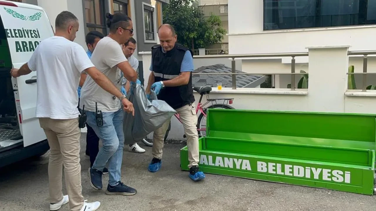 Antalya'da dehşet! Evde birlikte yaşadığı kişiyi öldürüp emlakçıyı aradı
