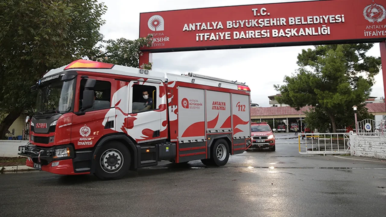 Antalya'da korku dolu anlar! Alevler ormana sıçradı