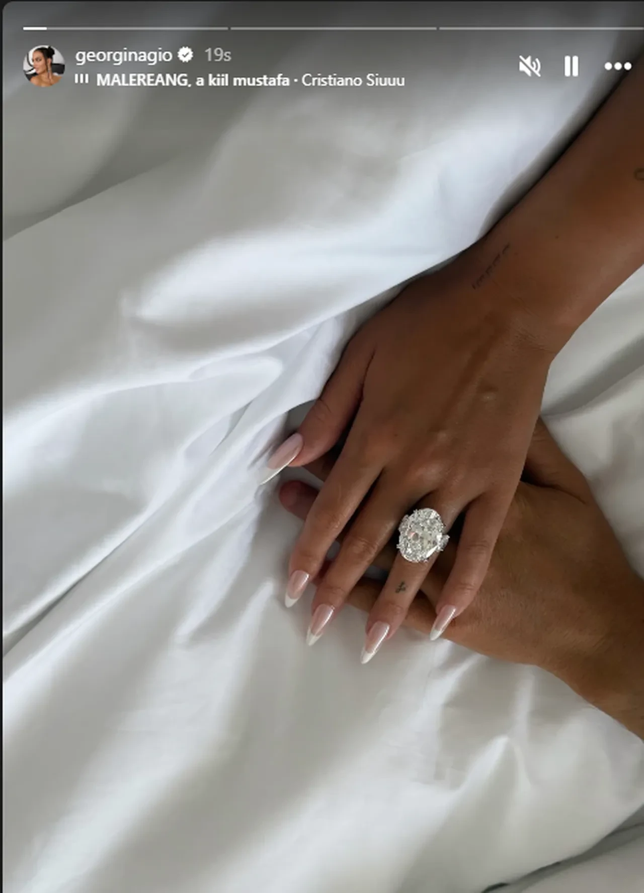 Berfu Yenenler kendi yüzüğü ile Georgina Rodriguez'ün yüzüğünü kıyasladı! Ortaya komik anlar çıktı