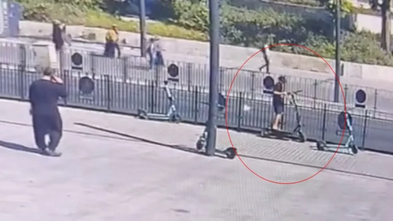 Bisikletle geldi, scooter'ı çalıp gitti! O anlar kamerada