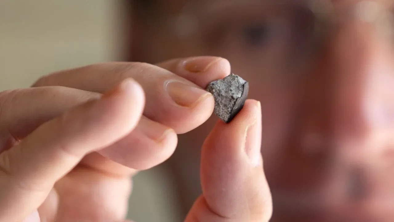 Evin çatısını delip zemini parçalayan meteor Dünya'dan bile yaşlı çıktı