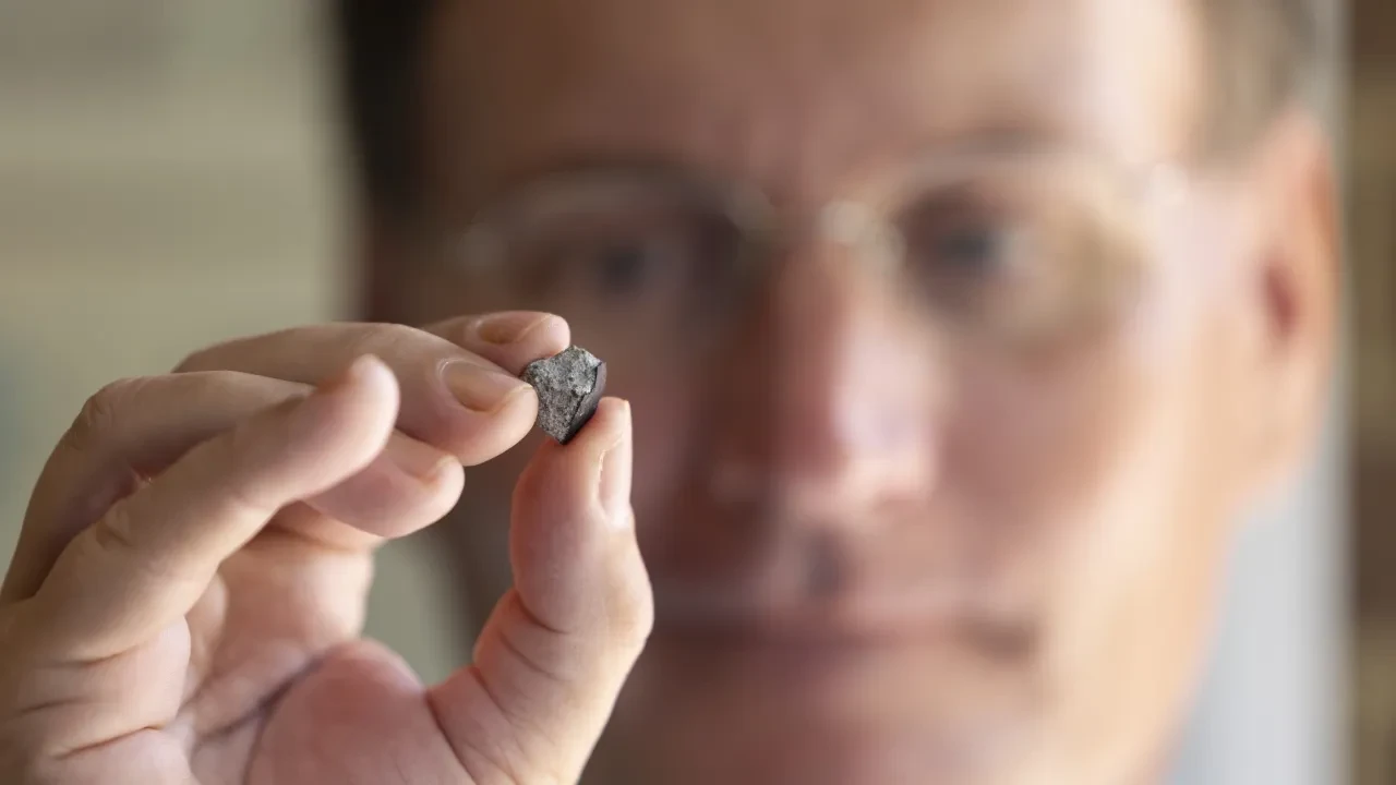 Evin çatısını delip zemini parçalayan meteor Dünya'dan bile yaşlı çıktı