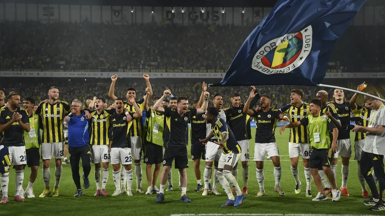 /futbol/fenerbahceye-dev-gelir-sampiyonlar-ligi-play-off-bileti-kasayi-doldurdu-3241165