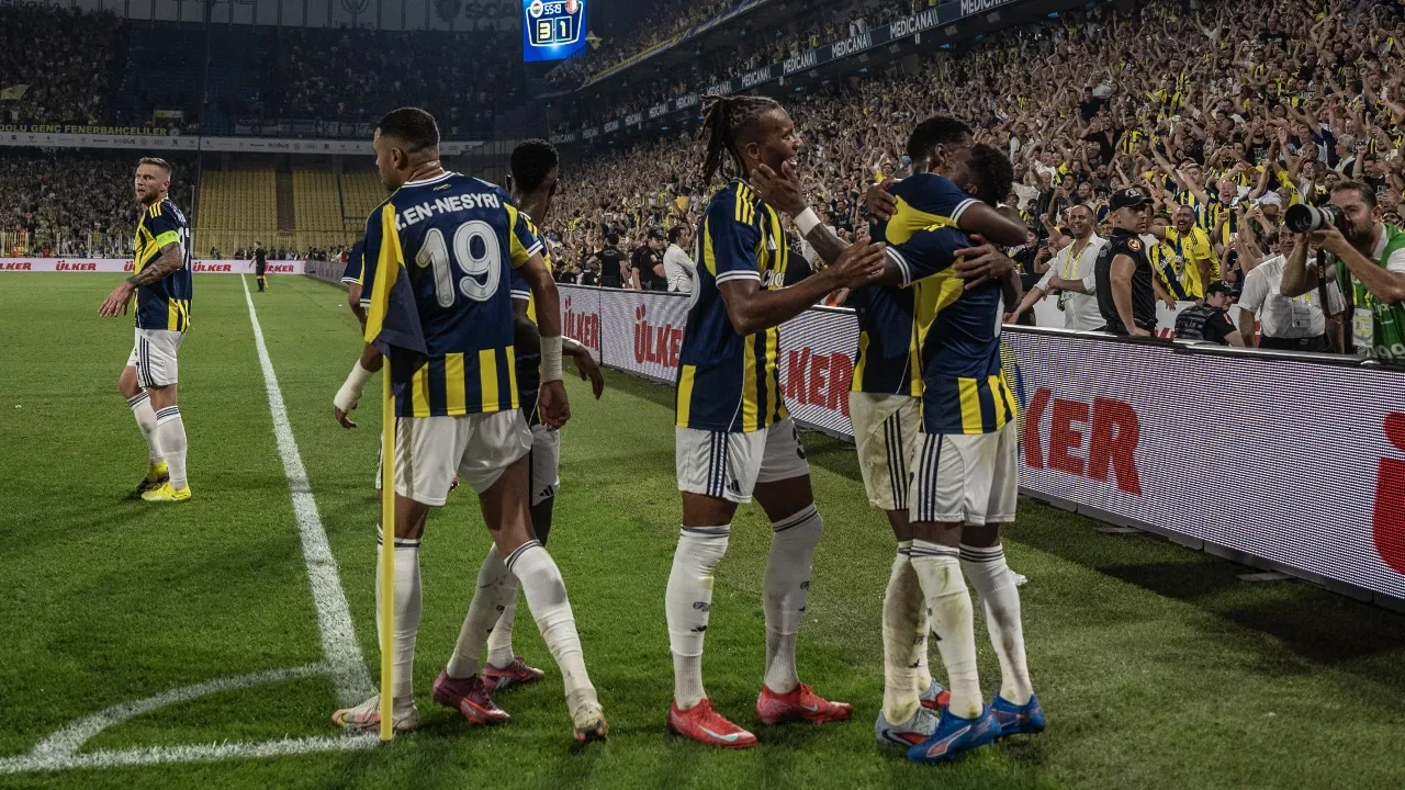 Fenerbahçe'ye Feyenoord maçı sonrası bir iyi bir kötü haber! İki yıldız sakatlanmıştı