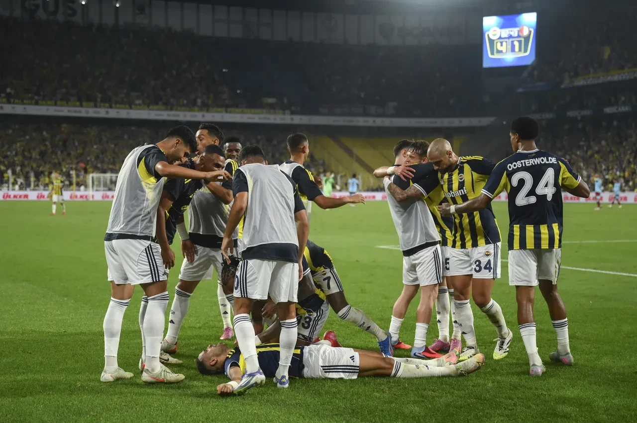 Fenerbahçe'ye Feyenoord maçı sonrası bir iyi bir kötü haber! İki yıldız sakatlanmıştı