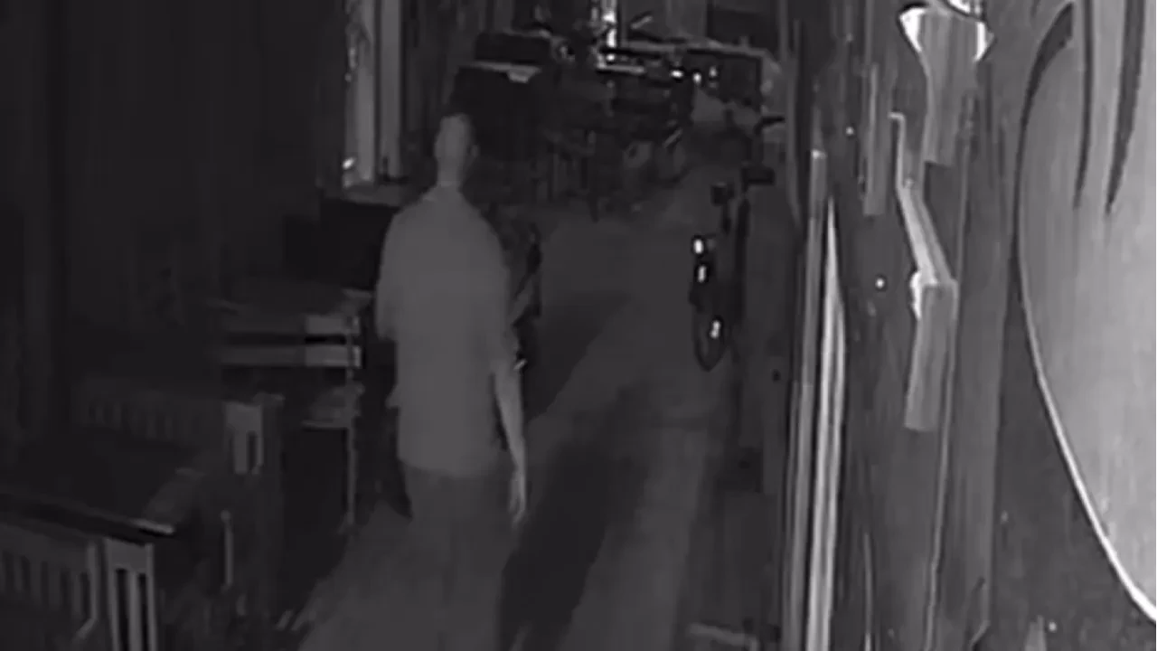 Gazete binasına silahlı saldırı! Korku dolu anlar kamerada