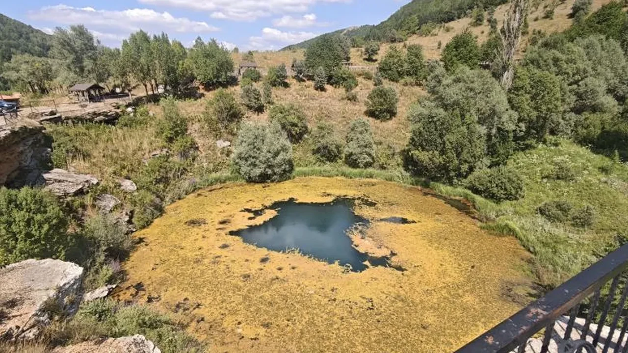 Herkes buraya akın ediyor! Bozkırdaki timsah gözü: Altından başka göllerle bağlantısı var