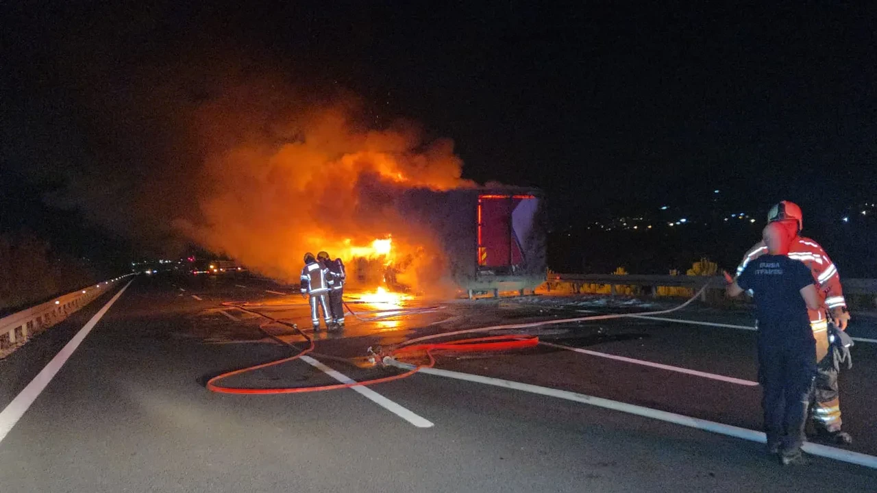 İstanbul-İzmir Otoyolu'nda kamyon yangını: Bursa istikameti trafiğe kapatıldı