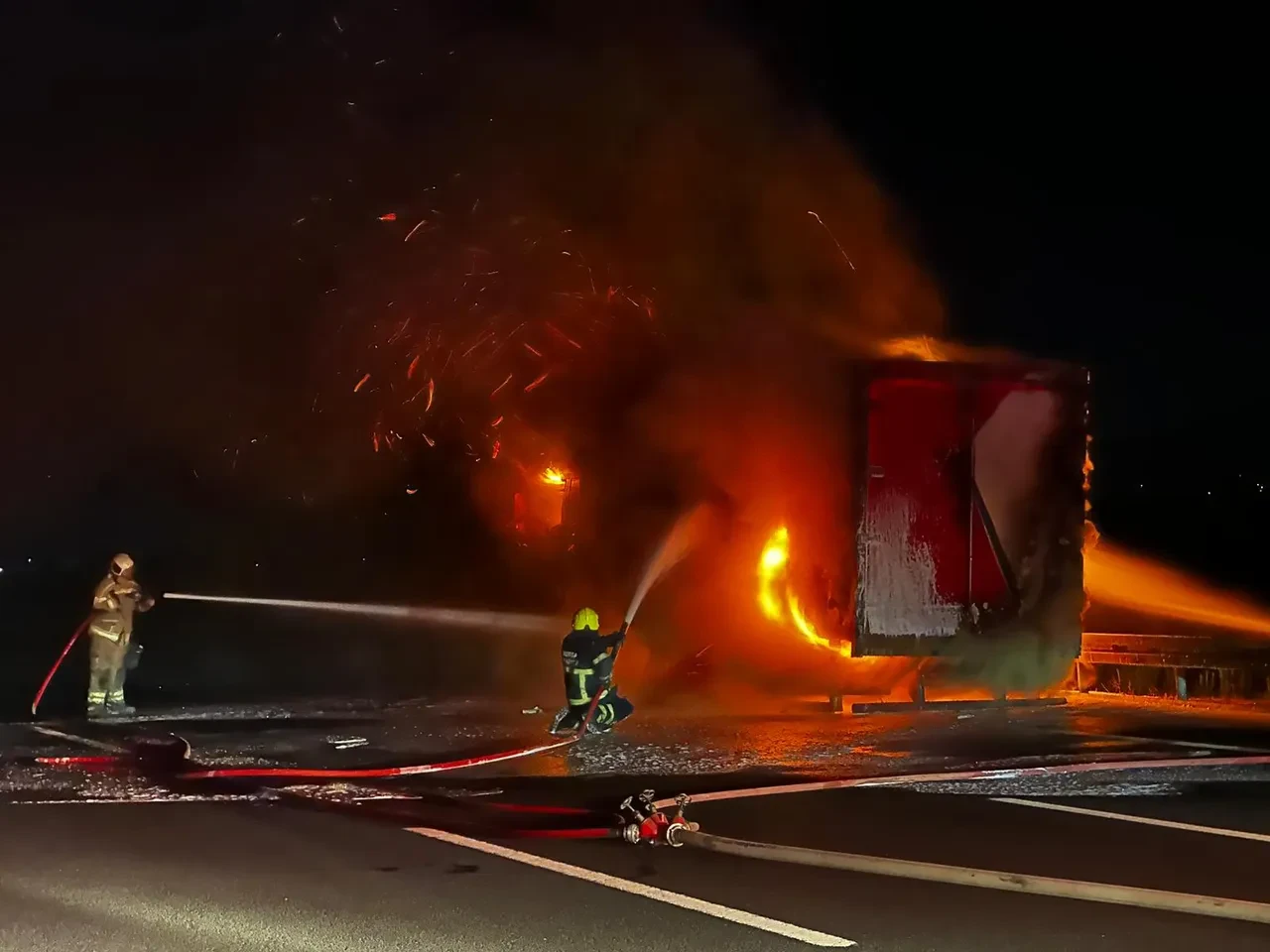 İstanbul-İzmir Otoyolu'nda kamyon yangını: Bursa istikameti trafiğe kapatıldı