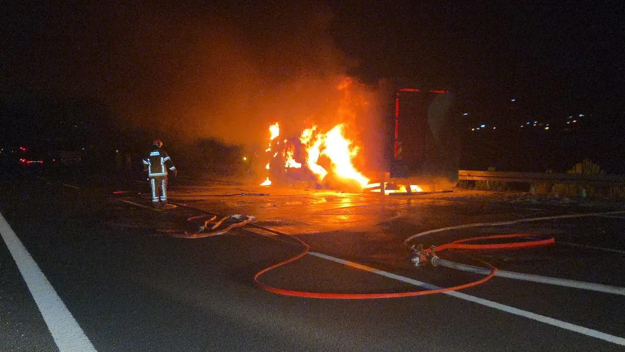 İstanbul-İzmir Otoyolu'nda kamyon yangını: Bursa istikameti trafiğe kapatıldı