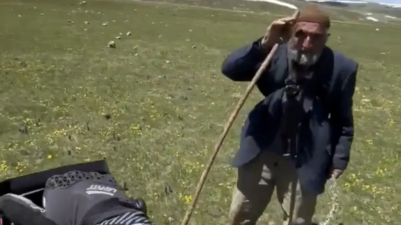 İsviçreli gezginle Erzurumlu dedenin gülümseten diyalogu! Dil bilmeden yol tarif etti