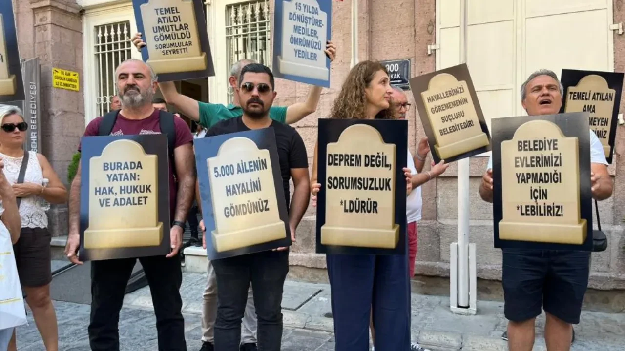 İzmir'de ilginç eylem! Mezar taşını alıp geldiler  