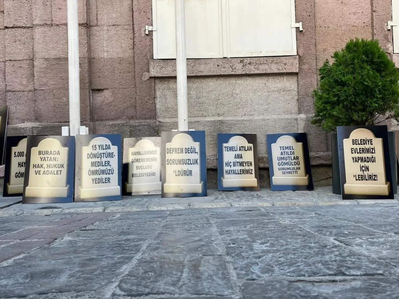 İzmir'de ilginç eylem! Mezar taşını alıp geldiler  