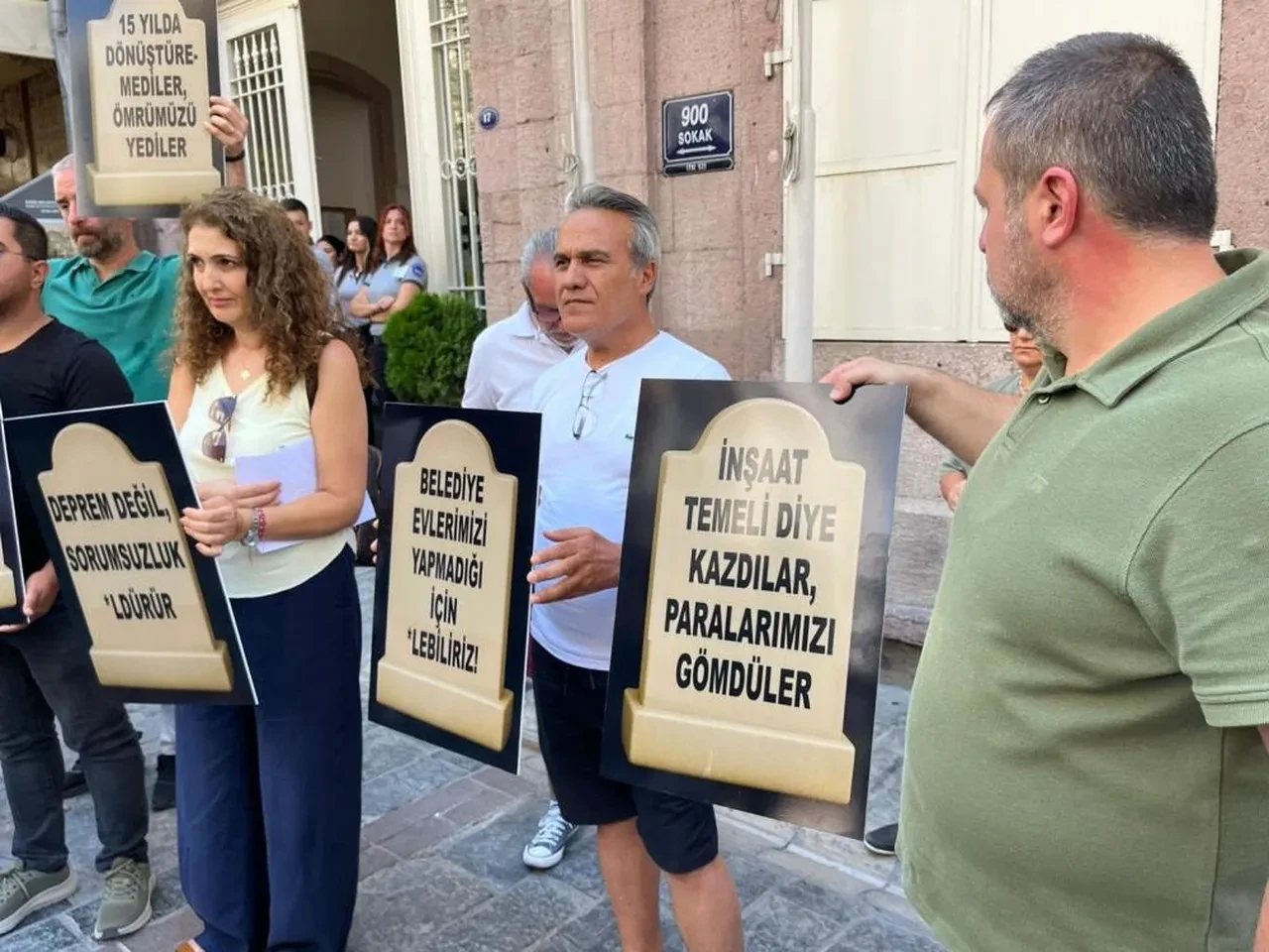 İzmir'de ilginç eylem! Mezar taşını alıp geldiler  