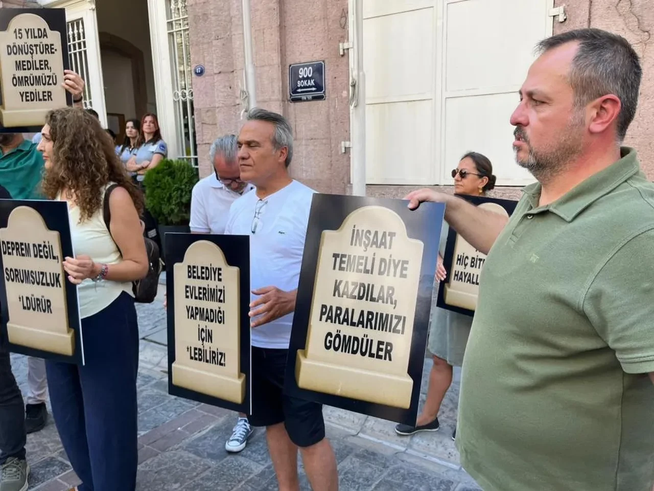 İzmir'de ilginç eylem! Mezar taşını alıp geldiler  