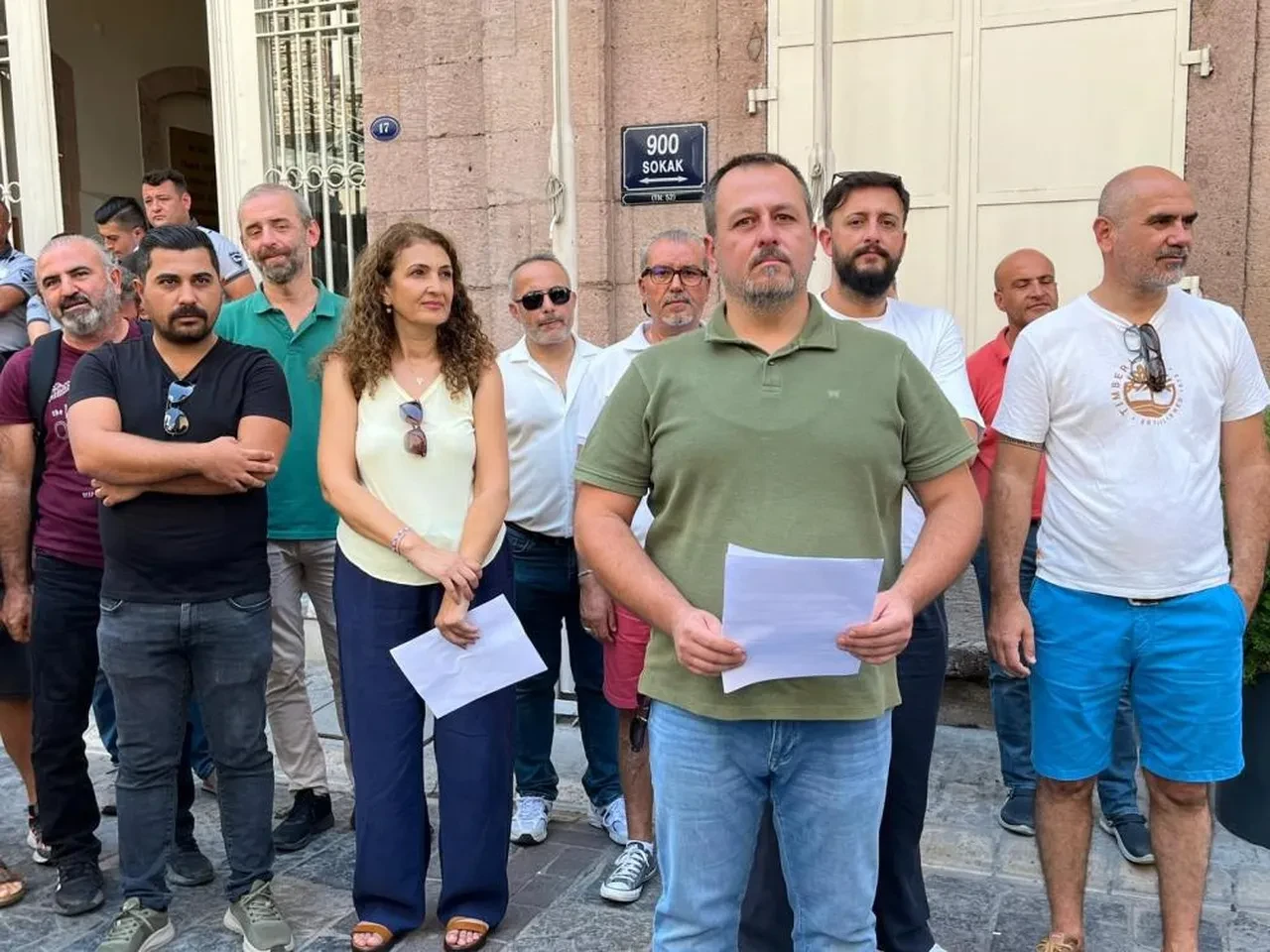 İzmir'de ilginç eylem! Mezar taşını alıp geldiler  