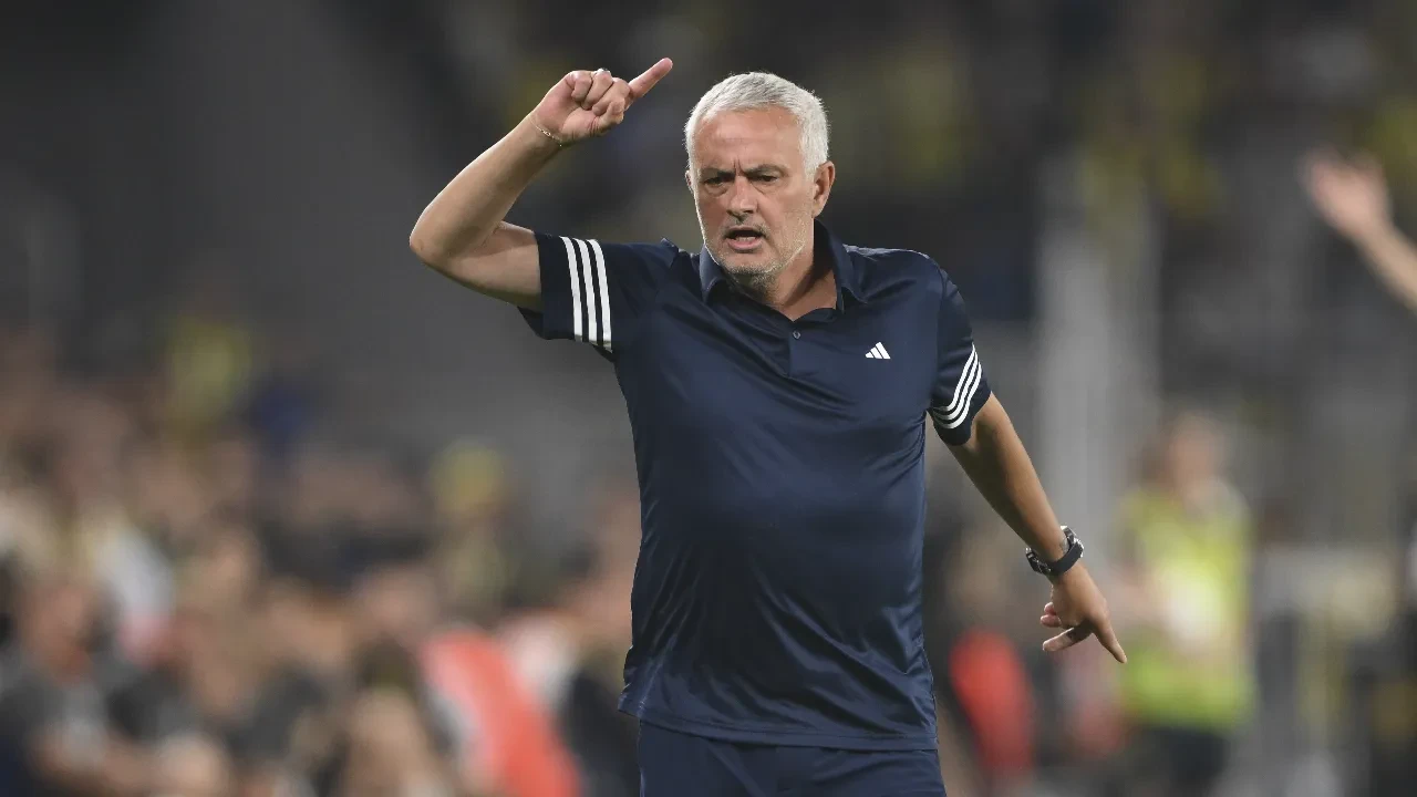 Jose Mourinho'dan Fenerbahçe yönetimine transfer mesajı! Benfica maçını işaret etti