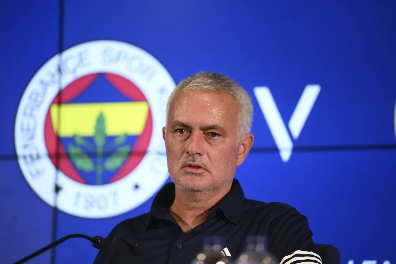 Jose Mourinho'dan Fenerbahçe yönetimine transfer mesajı! Benfica maçını işaret etti
