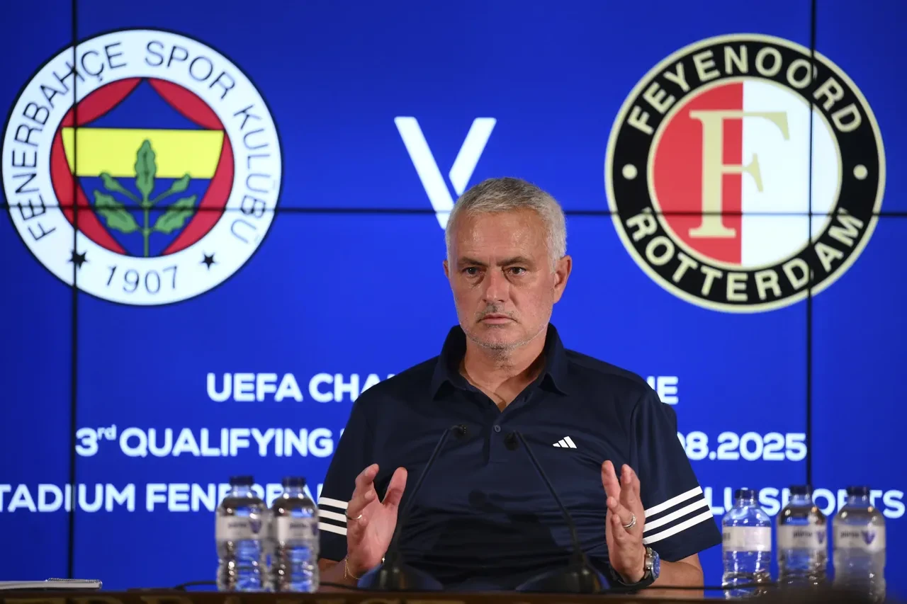 Jose Mourinho'dan Fenerbahçe yönetimine transfer mesajı! Benfica maçını işaret etti
