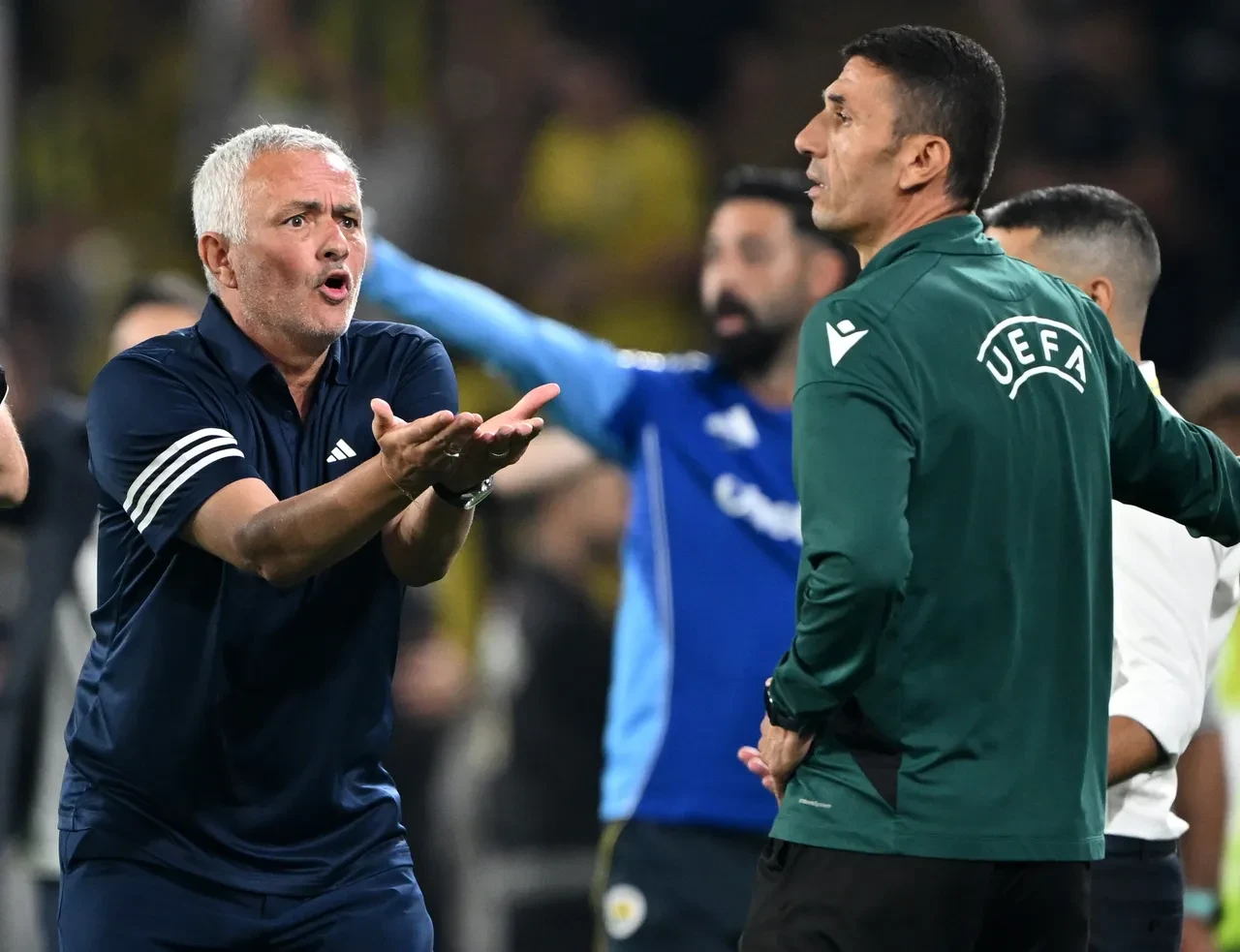 Jose Mourinho'dan Fenerbahçe yönetimine transfer mesajı! Benfica maçını işaret etti