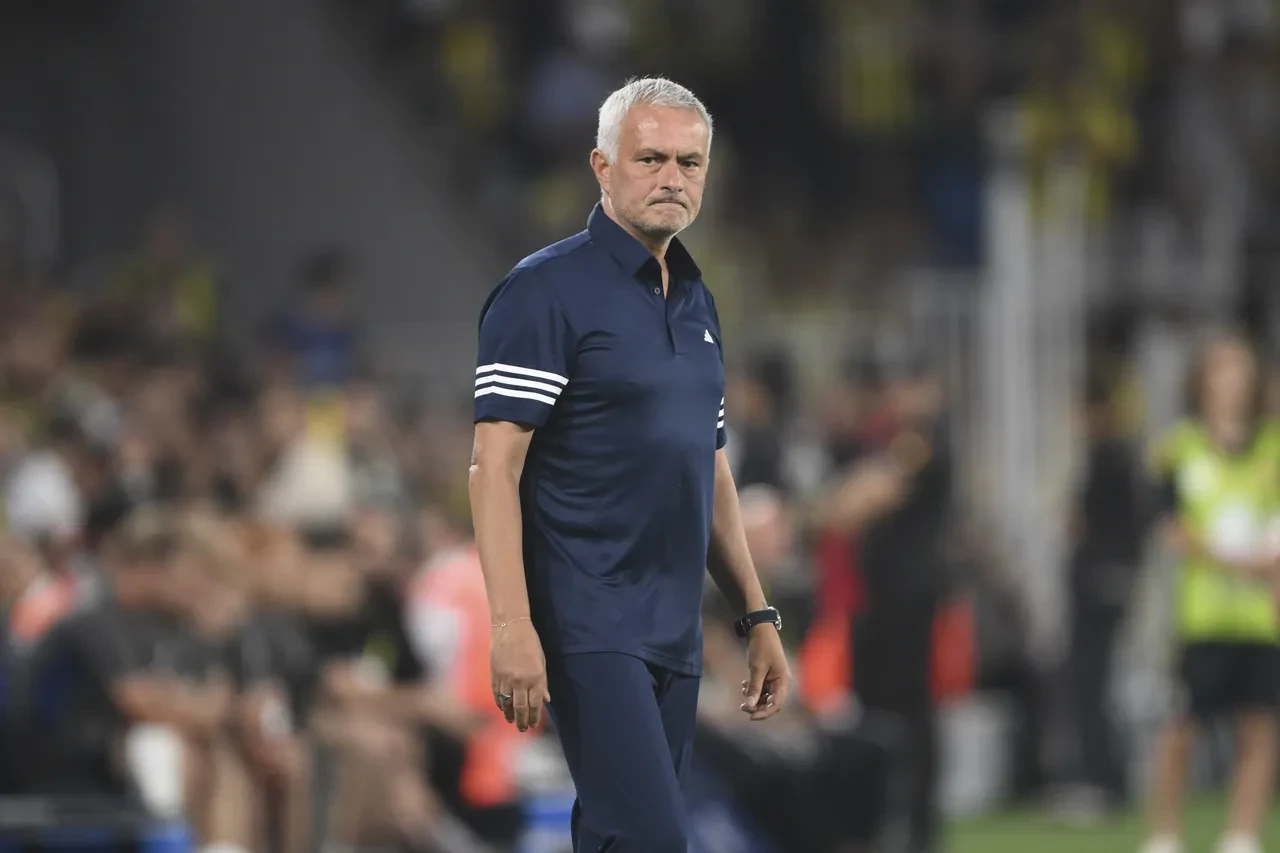 Jose Mourinho'dan Fenerbahçe yönetimine transfer mesajı! Benfica maçını işaret etti