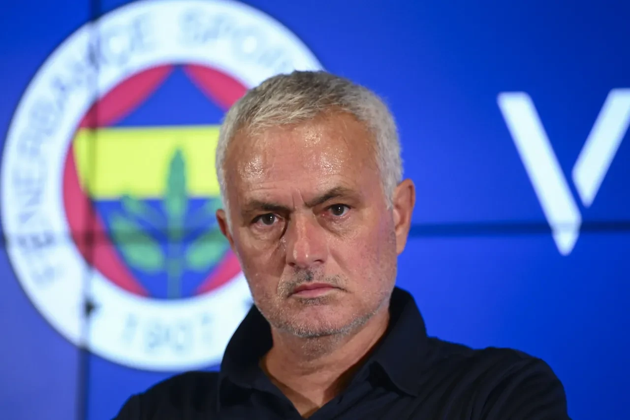 Jose Mourinho'dan Fenerbahçe yönetimine transfer mesajı! Benfica maçını işaret etti