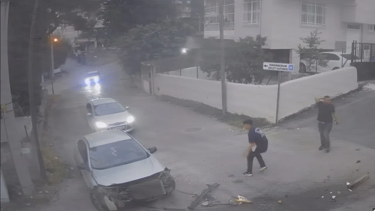 Kaza yapan araçtaki vatandaşın yaşadığı şok kamerada