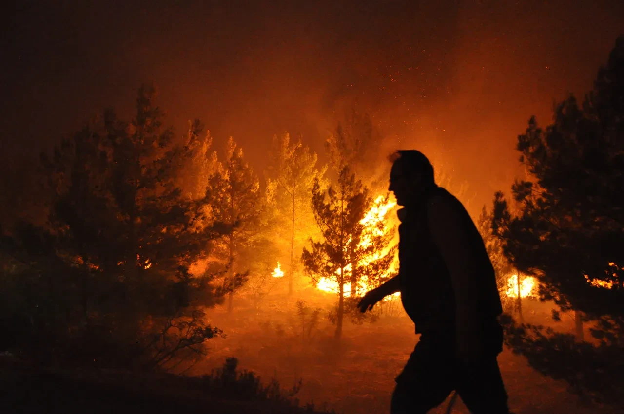 Mersin, Hatay ve Denizli'yi alevler sardı! Çok sayıda ev tahliye edildi