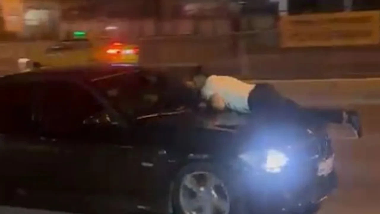 Nişanlısını başkasıyla görünce deliye döndü! Aracın kaputuna yatıp kalkmadı: 'Kızı öldürecek'