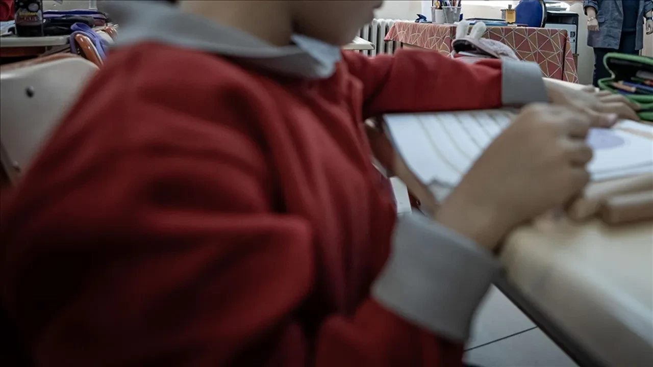 Okul kıyafetleri değişecek mi? 2025 okul kıyafeti yönetmeliği belli oldu