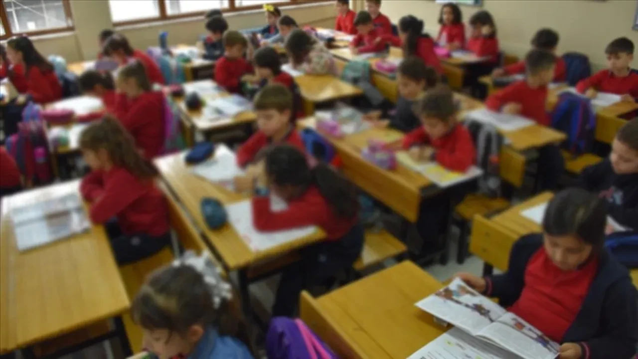 Okul kıyafetleri değişecek mi? 2025 okul kıyafeti yönetmeliği belli oldu