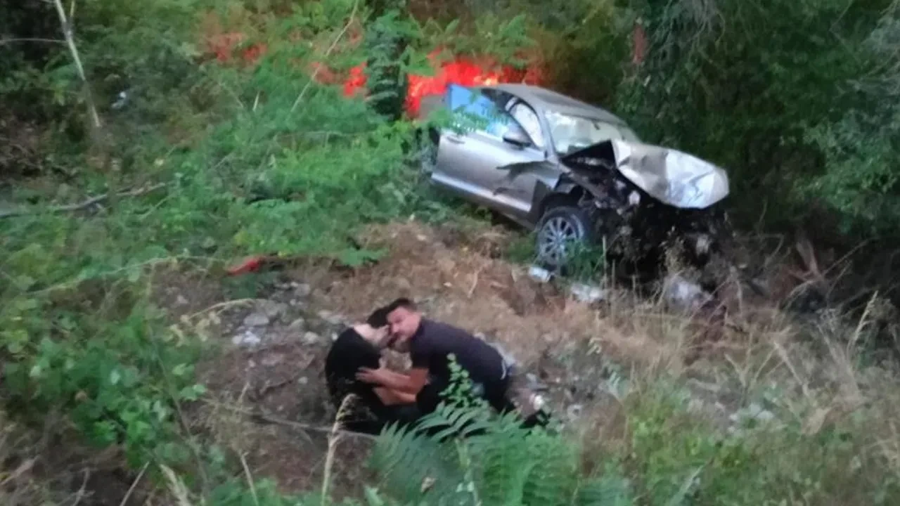 Sarıyer'de makas terörü! Trafik magandası 2 araca çarpıp ormana uçtu: Yaralılar var