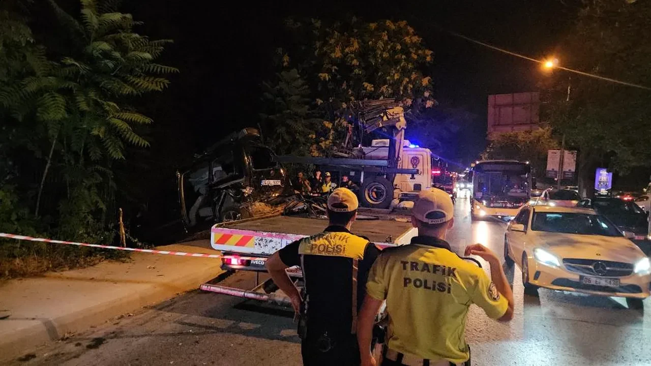 Sarıyer'de makas terörü! Trafik magandası 2 araca çarpıp ormana uçtu: Yaralılar var
