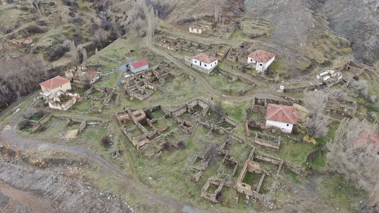 Sivas'ın 'cinli köyüne' 15 yıl sonra ilk ziyaret!