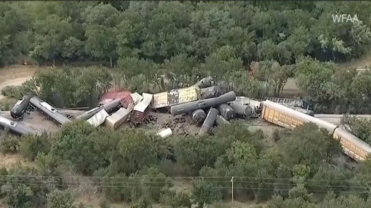 Tehlikeli madde taşıyan vagonlar raydan çıktı! Felaketin eşiğinden dönüldü