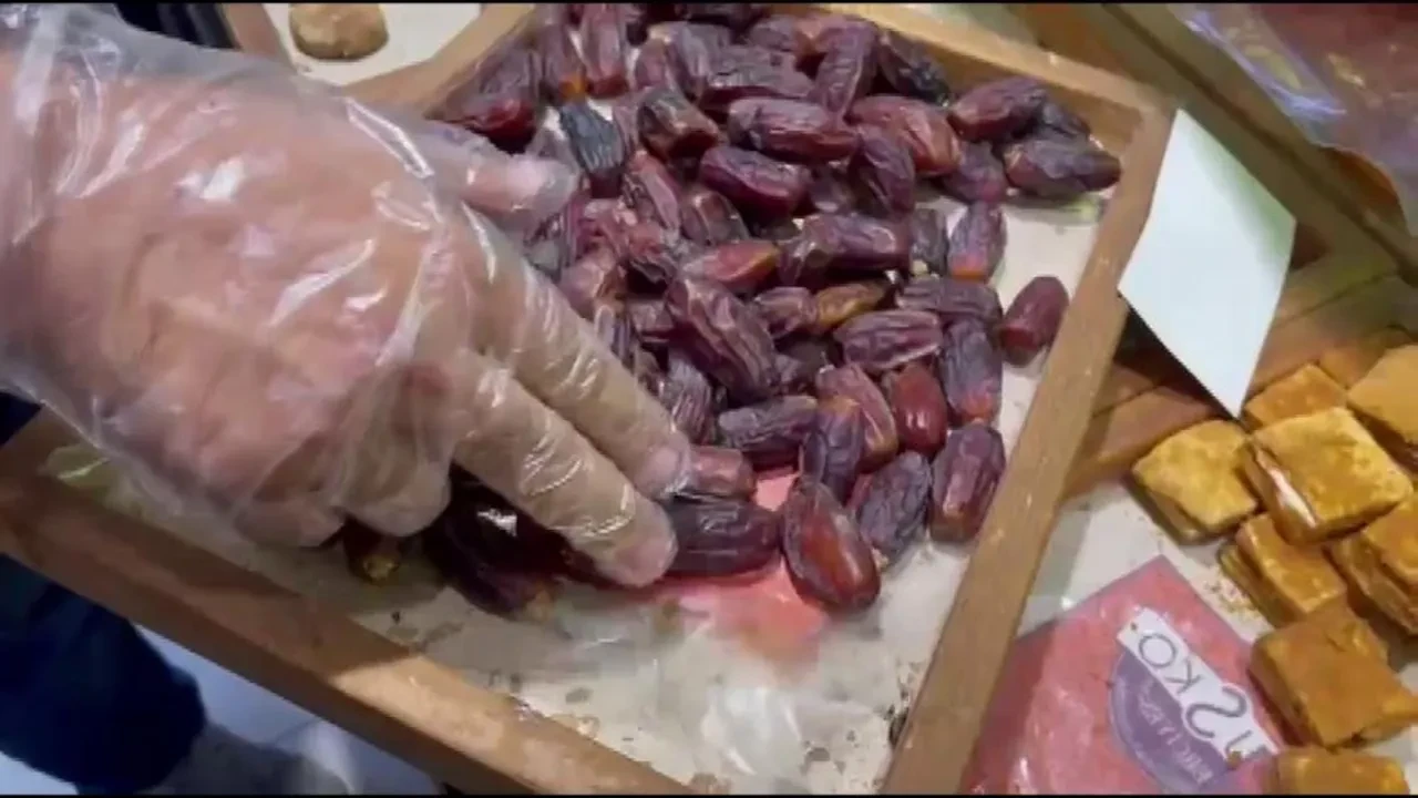 Ünlü kuruyemişçide skandal görüntü! Torbalar dolusu böceklenmiş ürünlere el konuldu