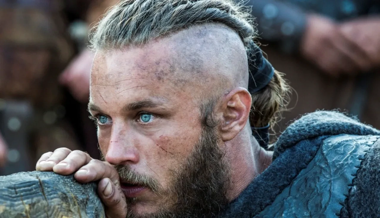 Vikings'in yıldızı Travis Fimmel Bodrum'u tercih etti! Hasan Can Kaya ile buluştu