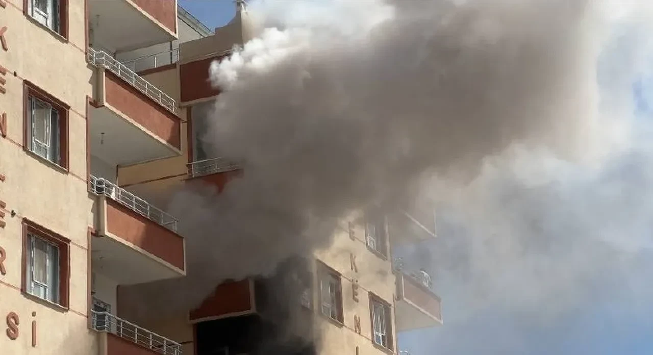 Yangında ekipler zamanla yarıştı! 2’i çocuk 3 kişi hastaneye kaldırıldı