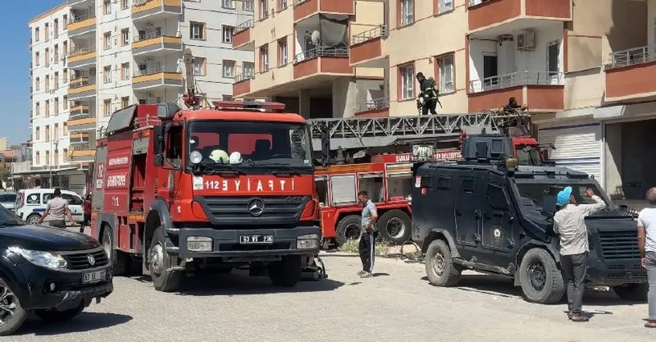 Yangında ekipler zamanla yarıştı! 2’i çocuk 3 kişi hastaneye kaldırıldı